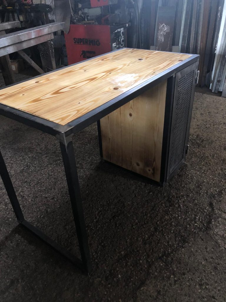 Tavolo con struttura in ferro e piano in legno