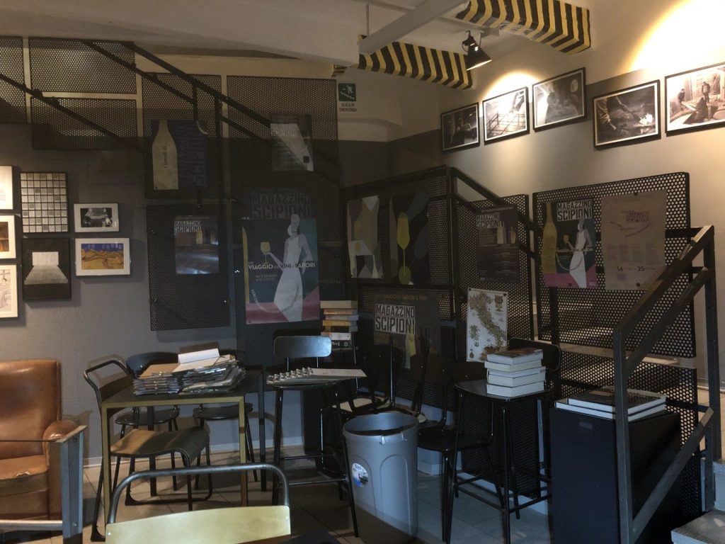 Arredi e pannelli in lamiera forata in un locale