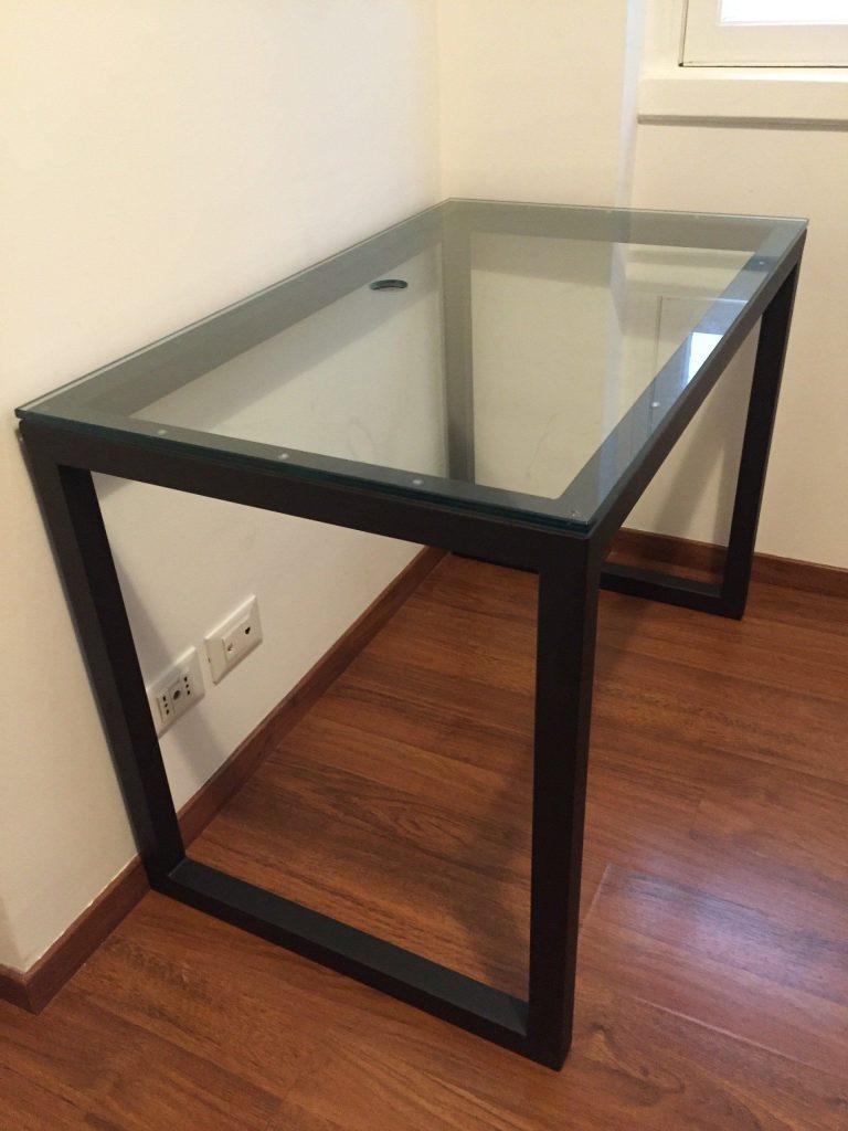 Tavolo alto con struttura in ferro e piano in vetro