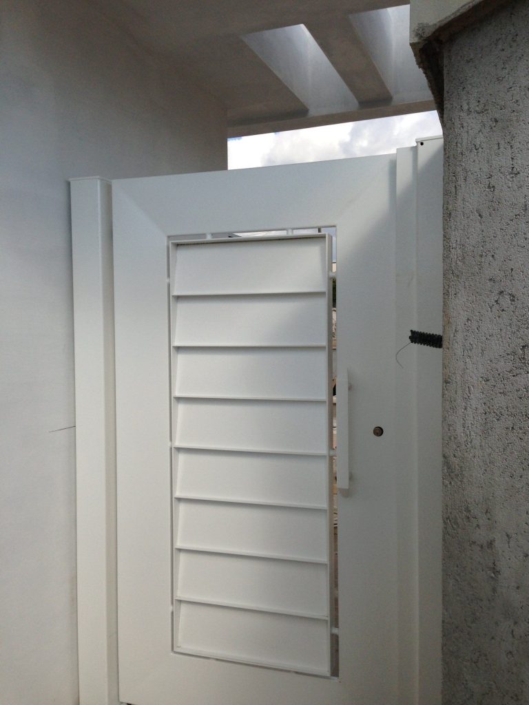 Cancello pedonale bianco a doghe