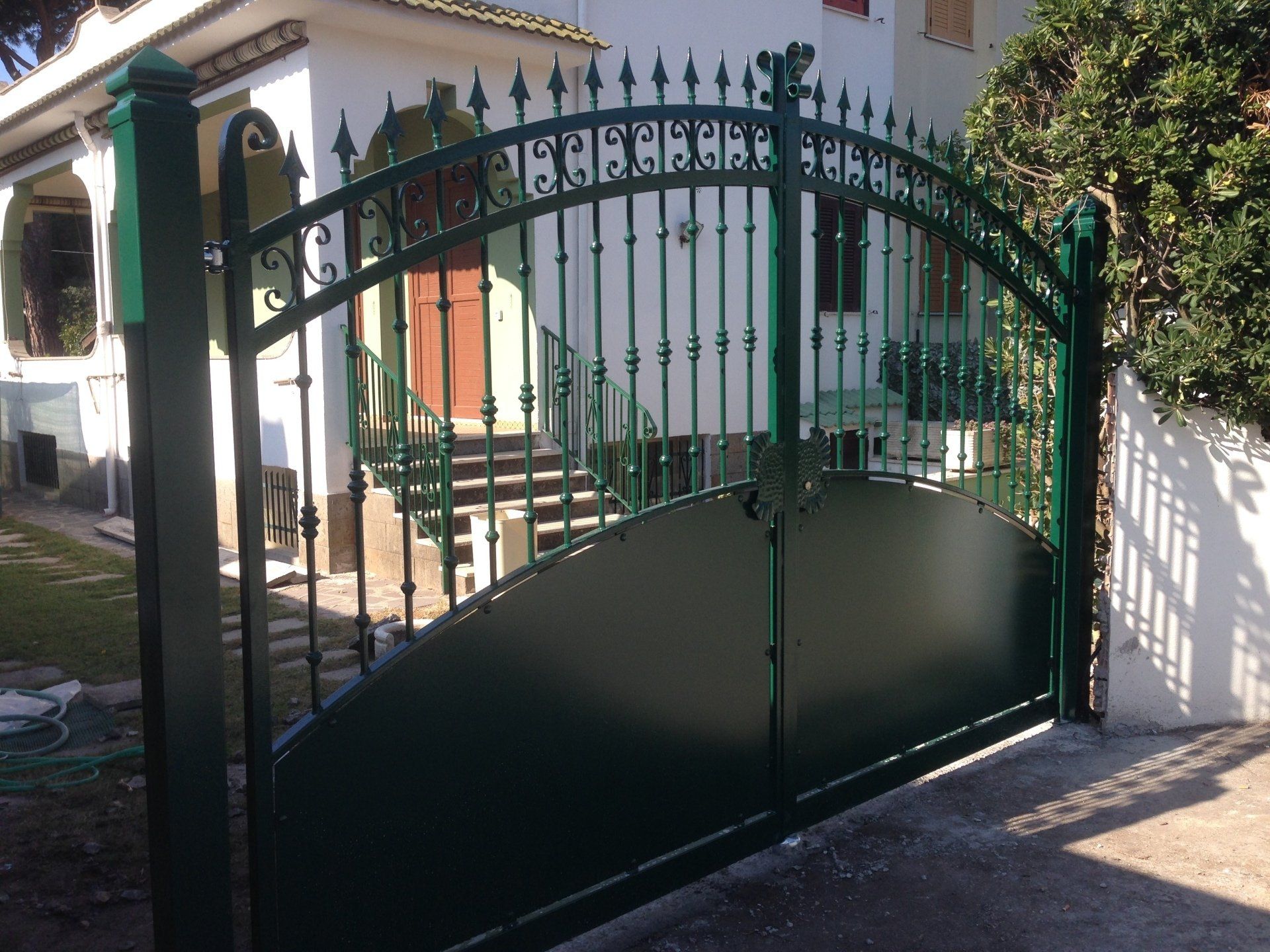 Cancello carrabile verde ad arco con lance