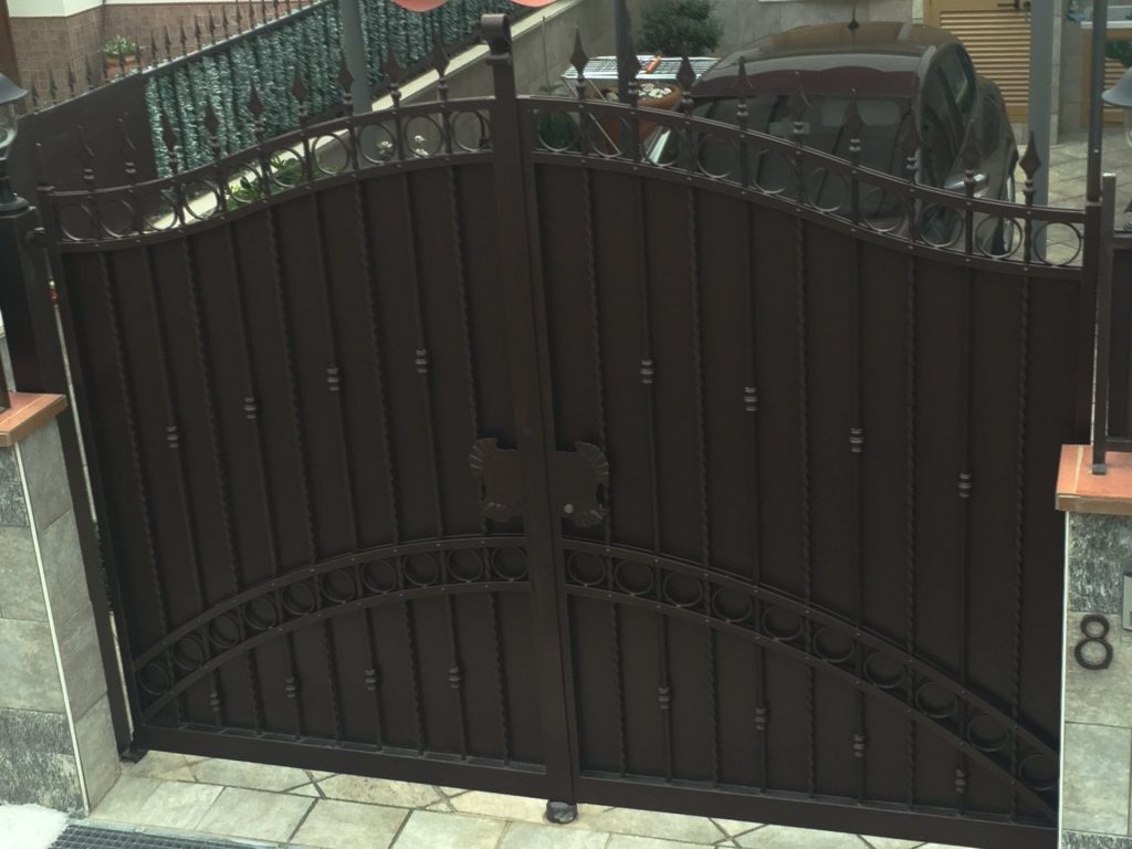 Cancello carrabile in ferro con lavorazioni ad arco