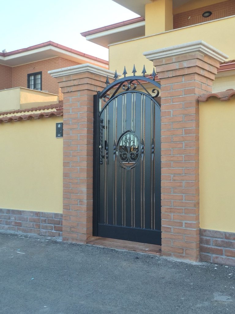 Cancello pedonale ad arco con medaglione