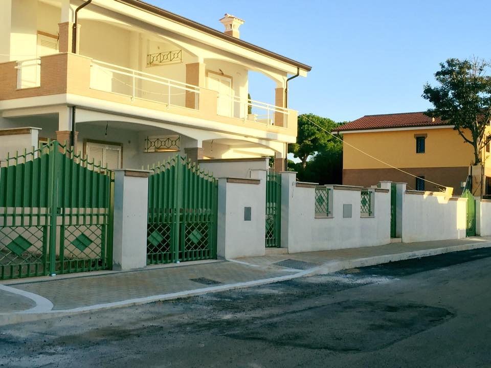 Cancelli verdi e recinzione di una villa