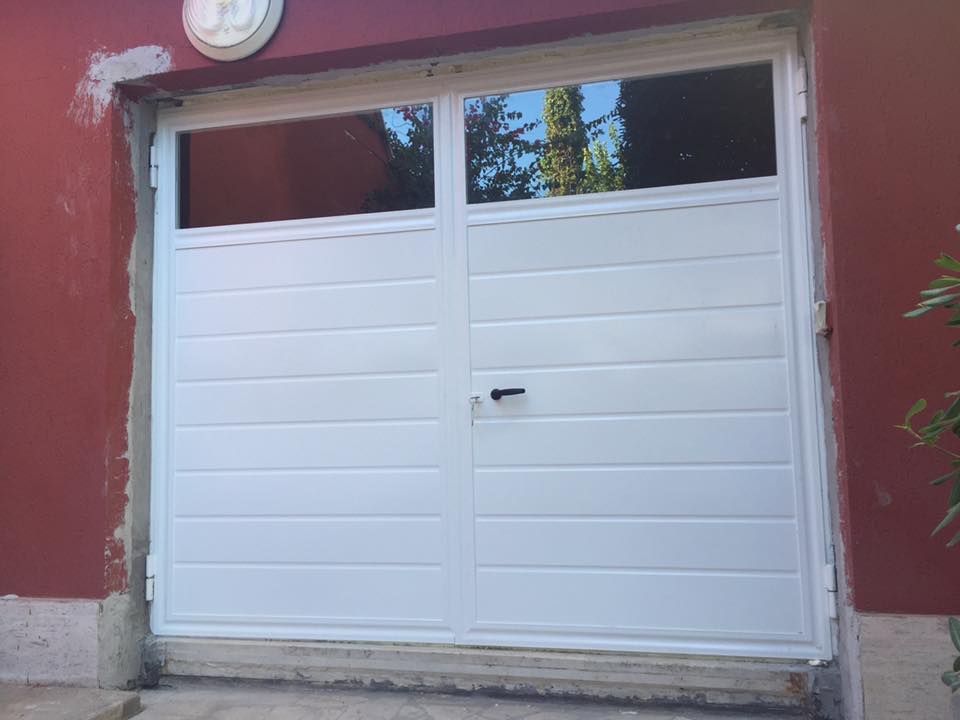 Portone da garage bianco a pannelli con finestrature