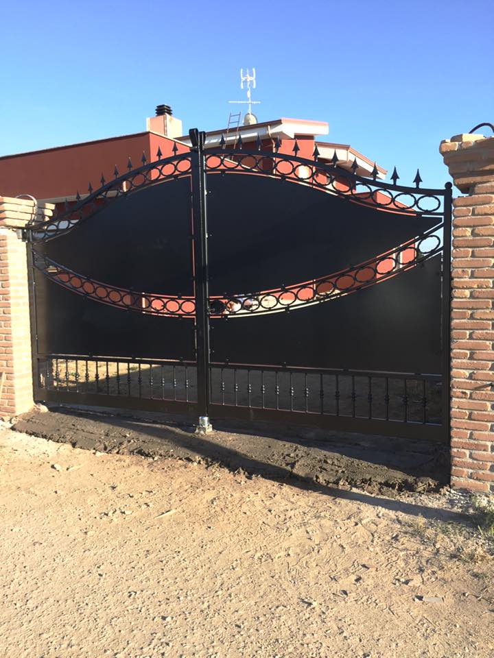 Cancello carrabile in ferro con decori ad arco