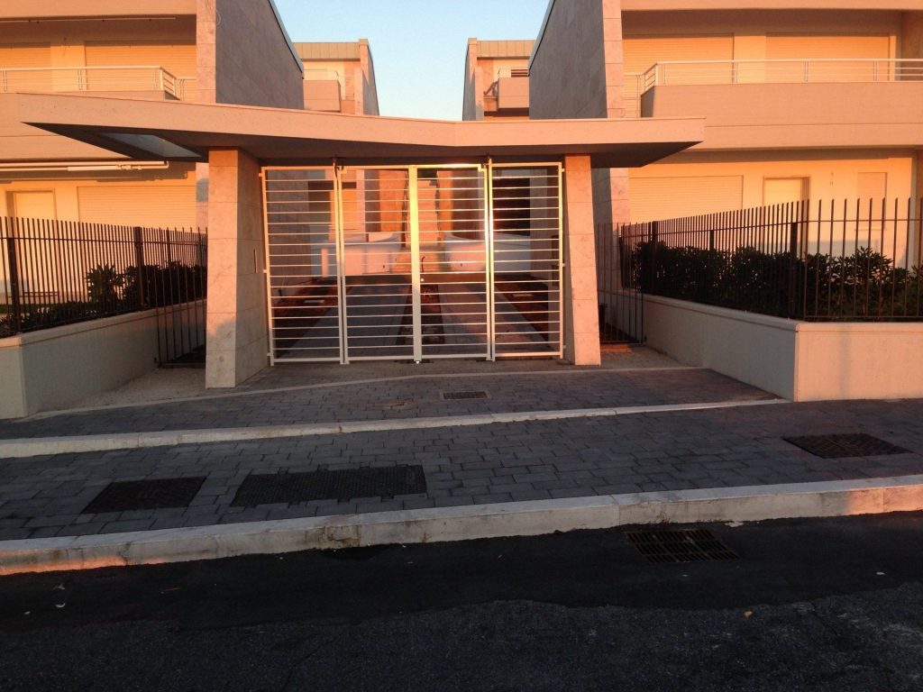 Cancello a correnti sotto la pensilina d’ingresso di un complesso
