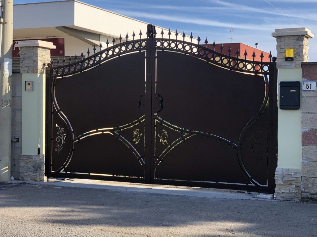 Cancello carrabile nero ad arco con decori