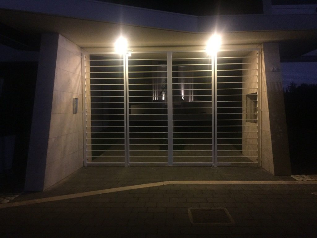 Cancello d’ingresso a correnti illuminato di sera