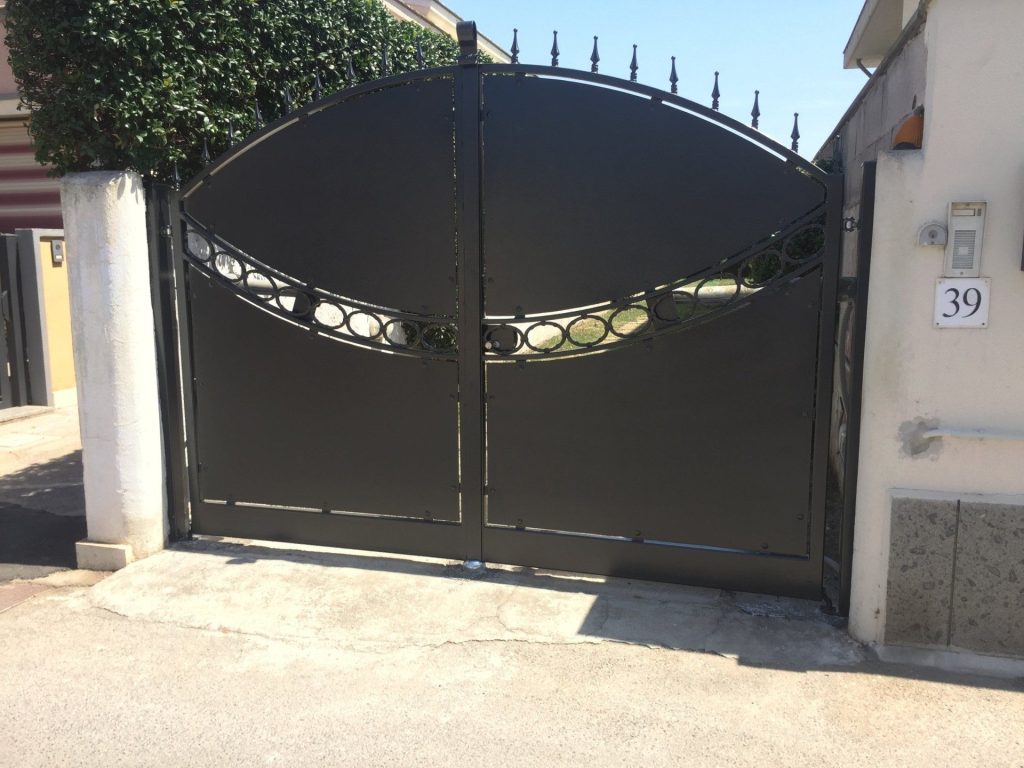 Cancello carrabile nero ad arco con ovali