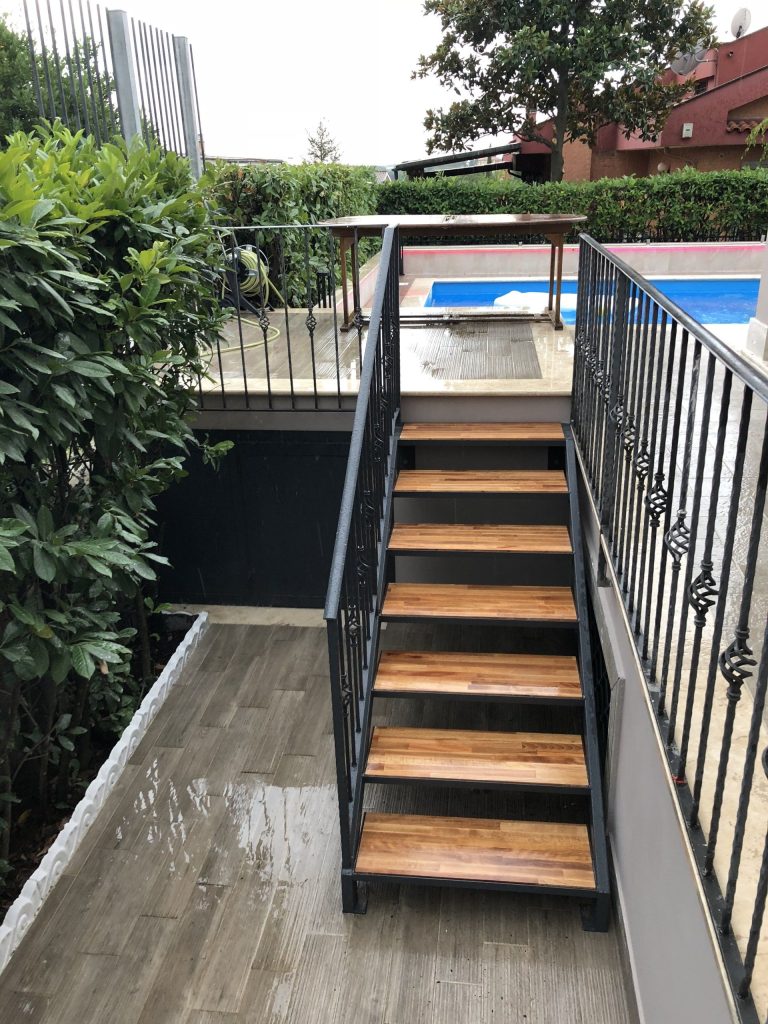 Scala esterna in ferro con gradini in legno e ringhiera