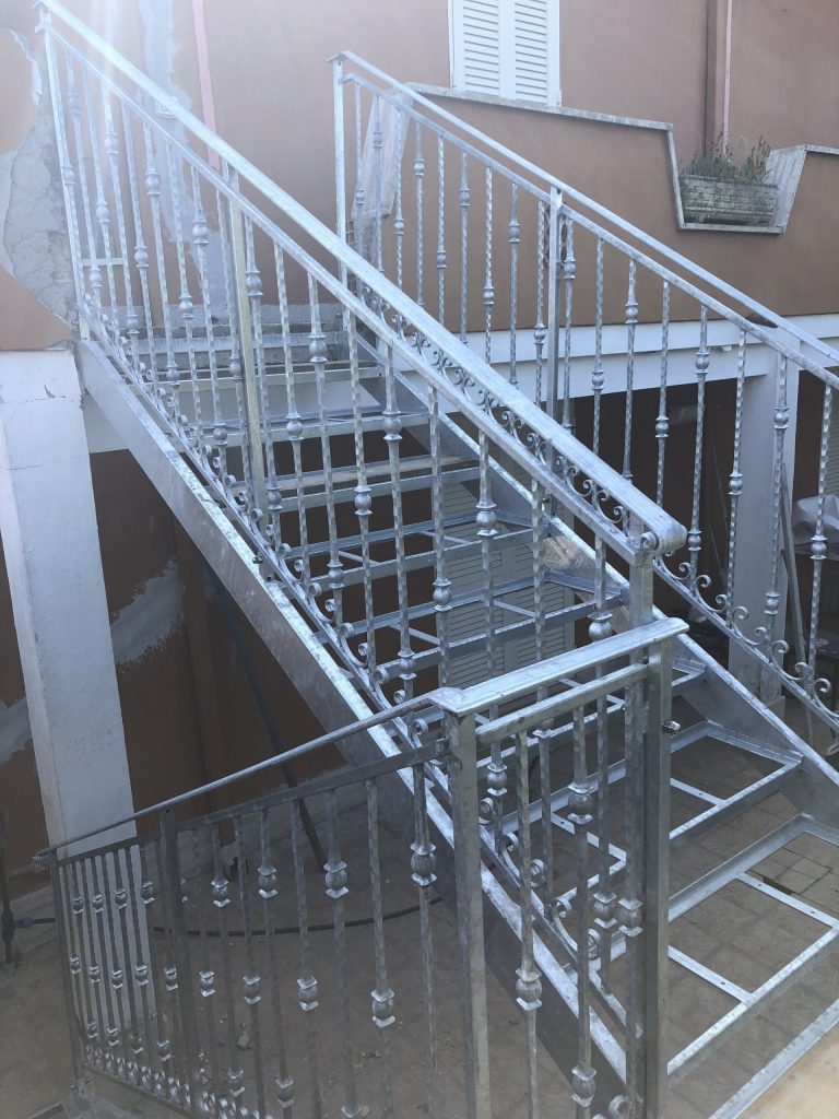Scala esterna in ferro zincato con ringhiera