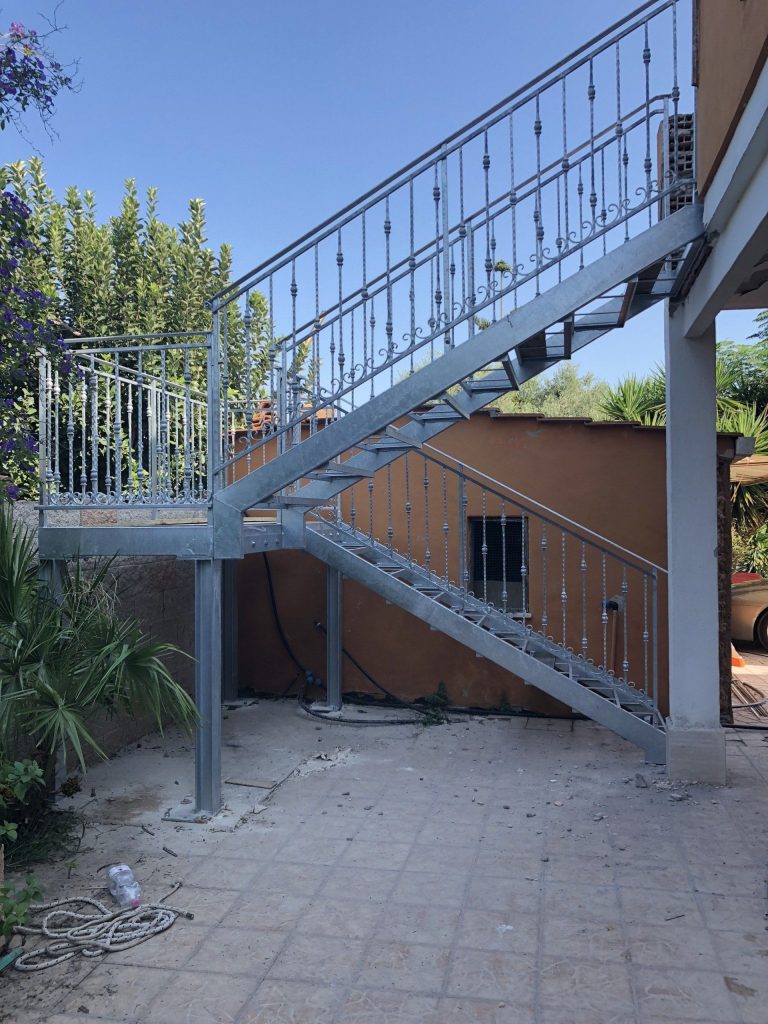 Scala esterna in ferro zincato su più rampe
