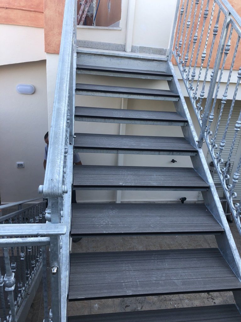 Scala esterna in ferro zincato con ringhiera
