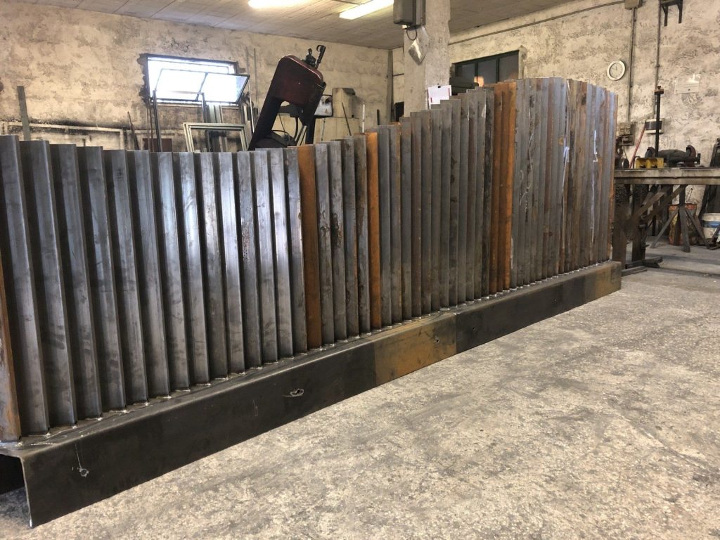 Struttura curva in lamiera in laboratorio