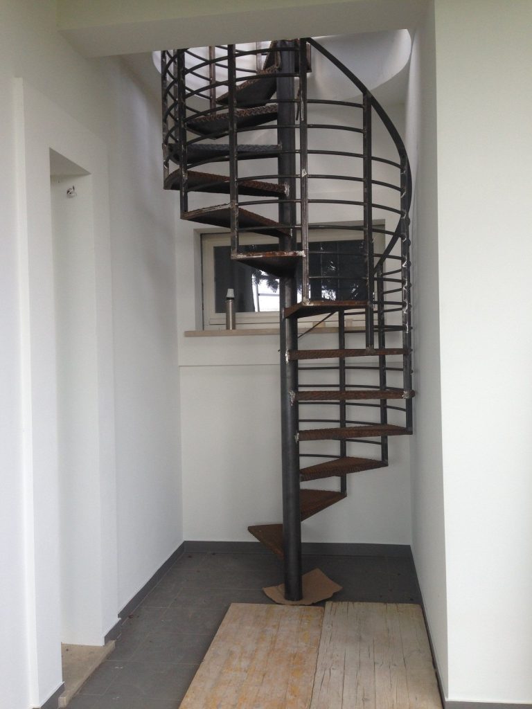 Scala a chiocciola in ferro in un vano interno