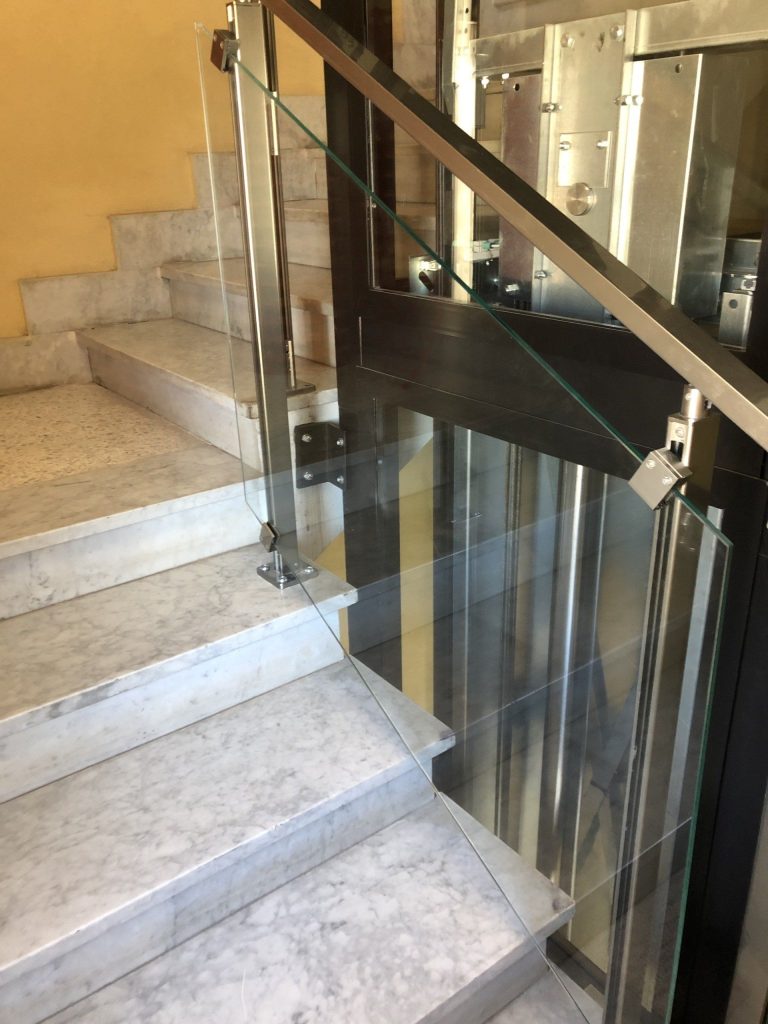 Struttura metallica per ascensore nel vano scala, con parapetto in vetro