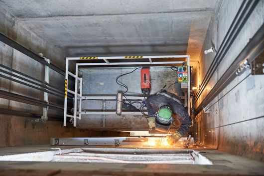 Montaggio di una struttura metallica nel vano ascensore