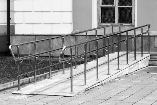 Rampa con corrimano in ferro per abbattere le barriere architettoniche