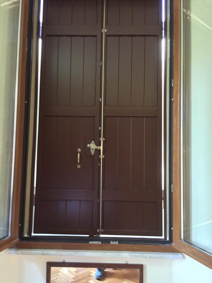 Persiana blindata a doghe color legno