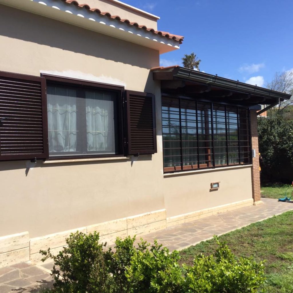 Inferriate su finestre di una casa con veranda