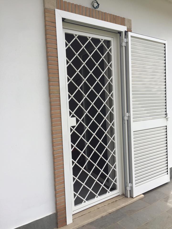 Grata a rombi bianca su porta d’ingresso