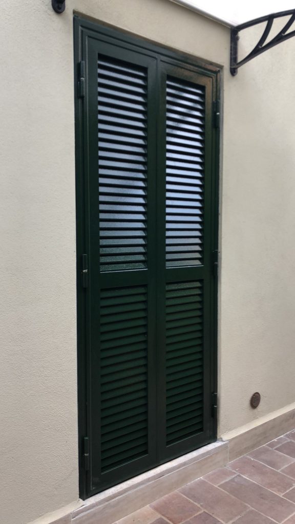 Persiana blindata verde su portafinestra