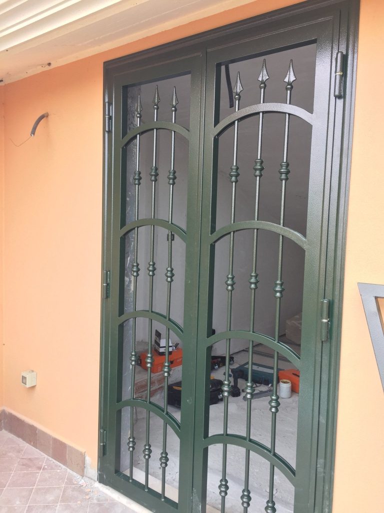 Grata verde con archi e lance su portafinestra