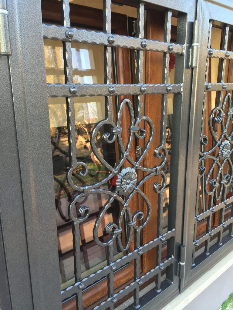 Grata con decori in ferro battuto