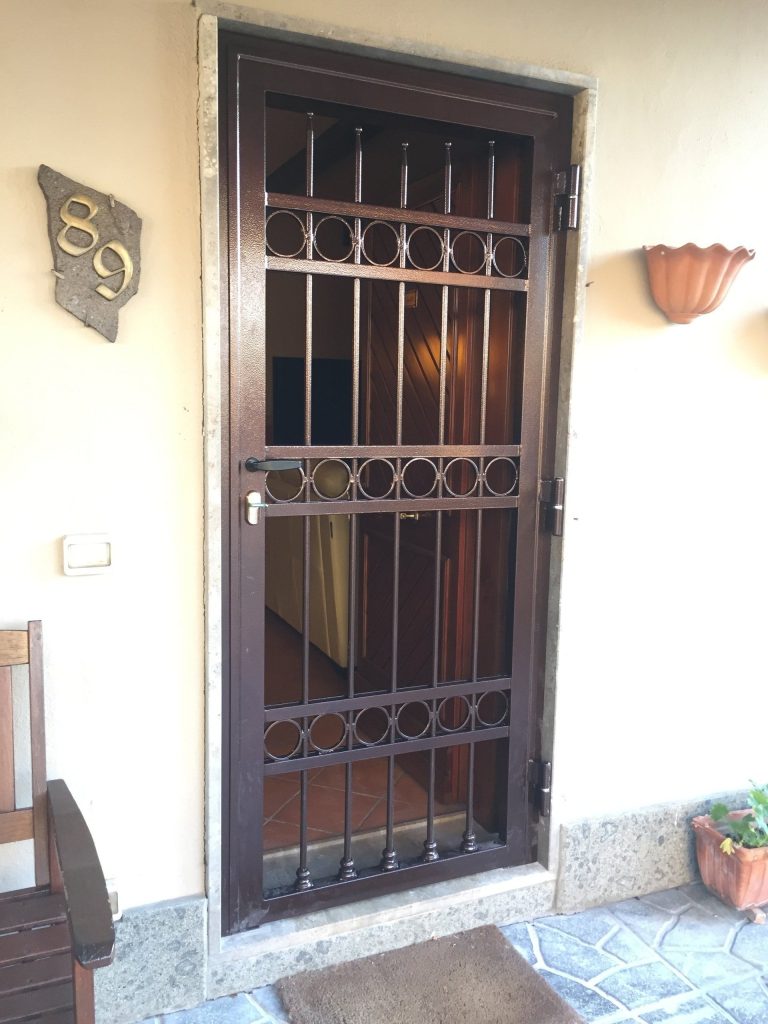 Porta grata con decori su ingresso