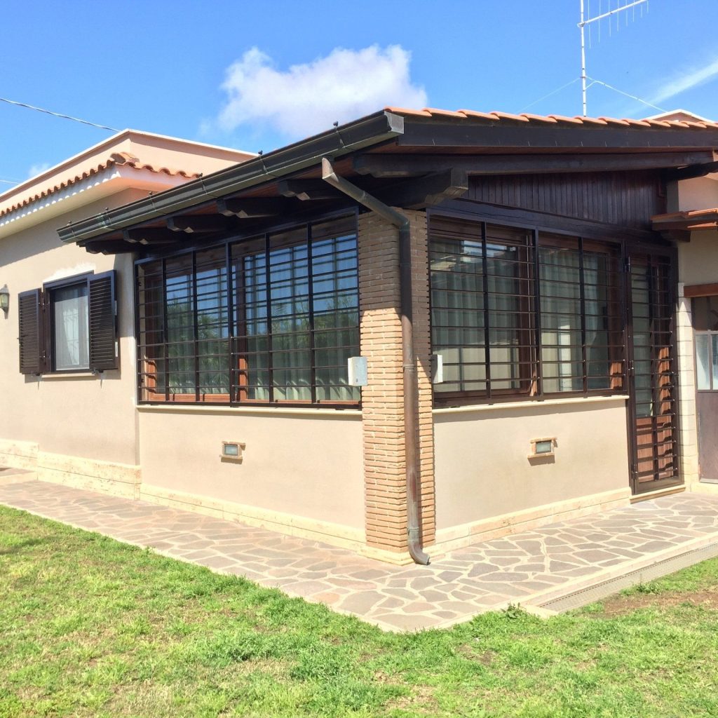 Inferriate sulla veranda di una villa