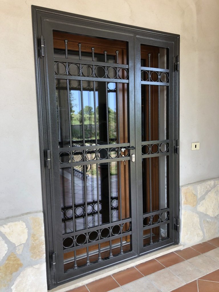 Grata con fasce decorate su portafinestra