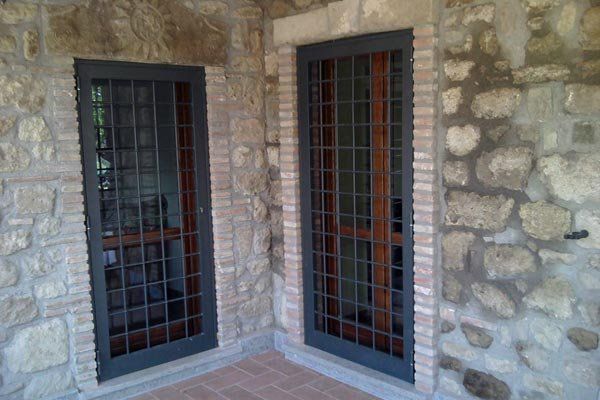 Grate su porta e finestra in muratura di pietra