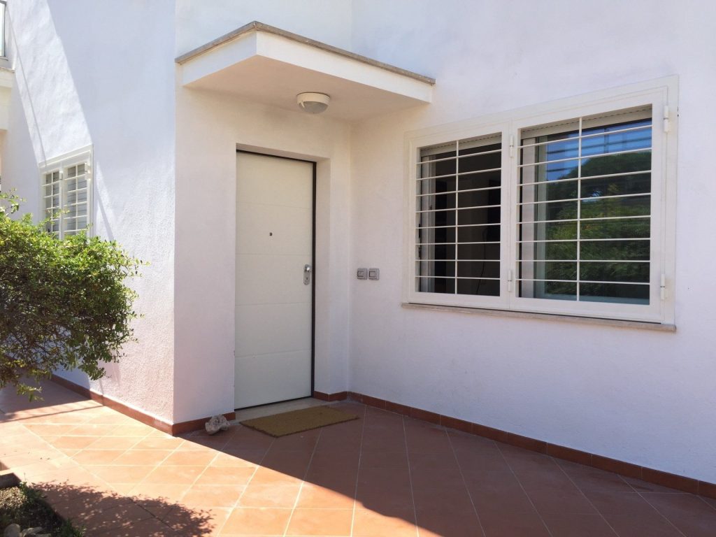 Inferriata su finestra accanto alla porta d’ingresso