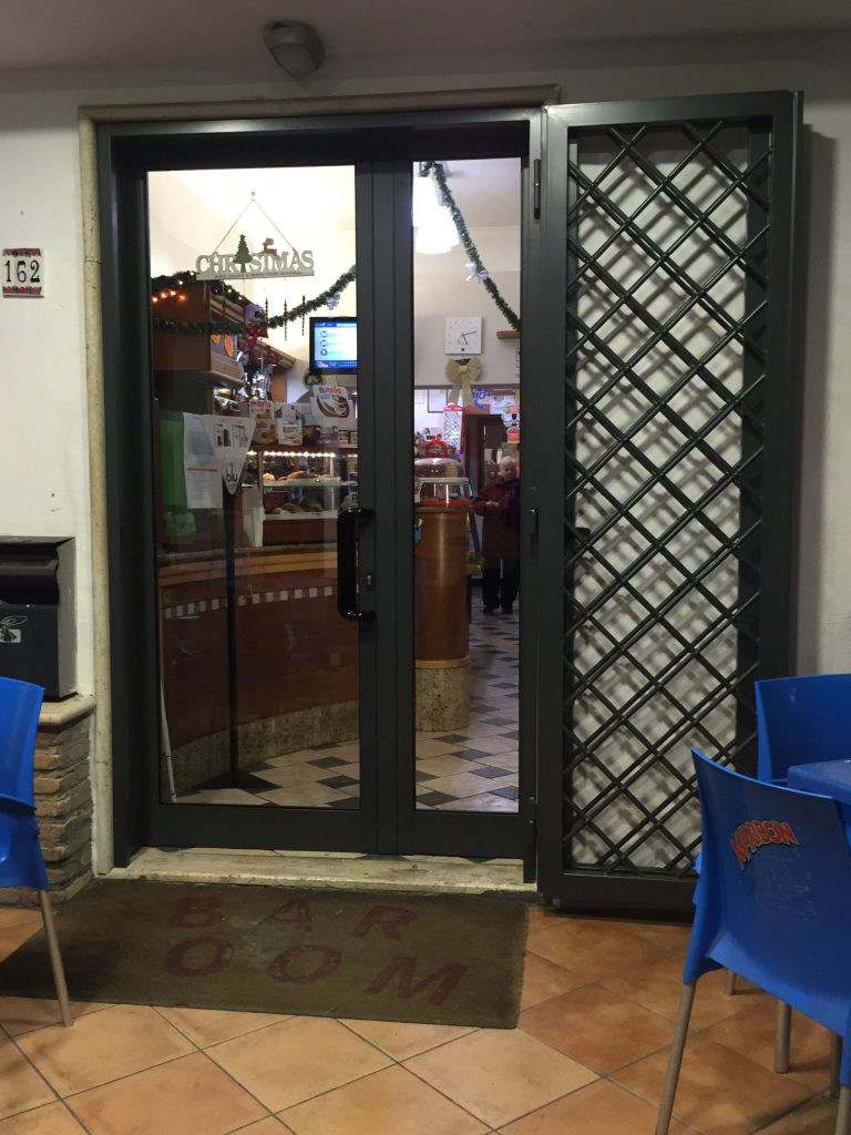 Grata a rombi su ingresso di un locale