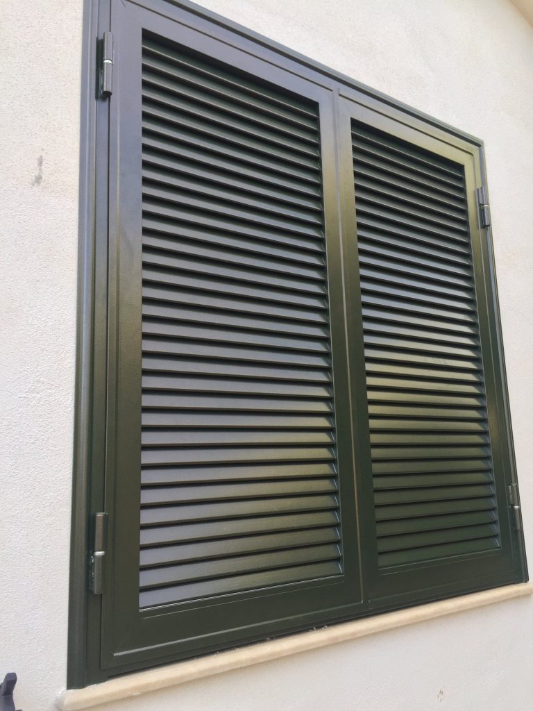 Persiana blindata verde su finestra