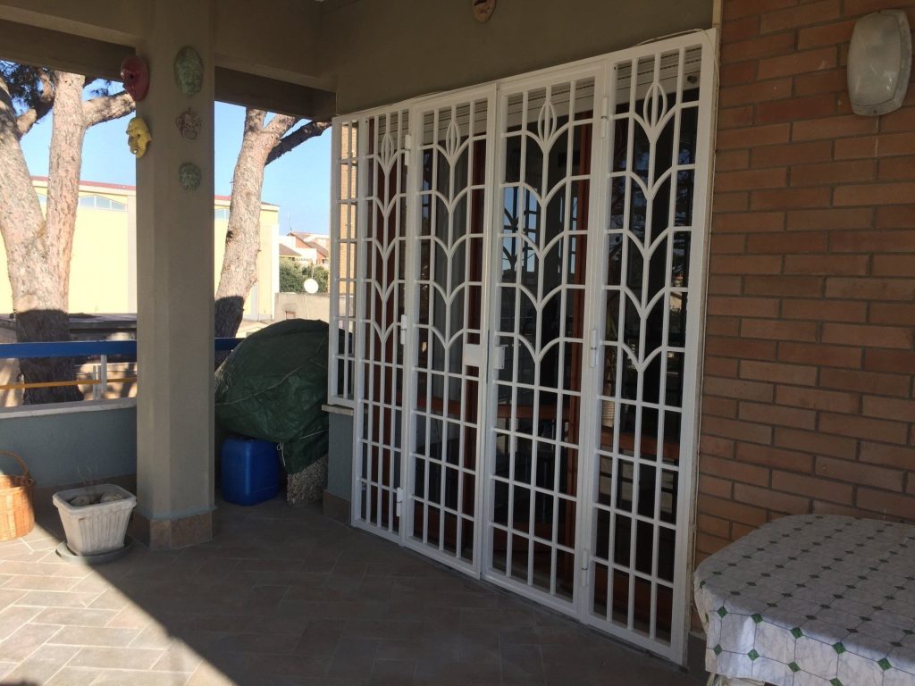 Grate bianche decorate su veranda