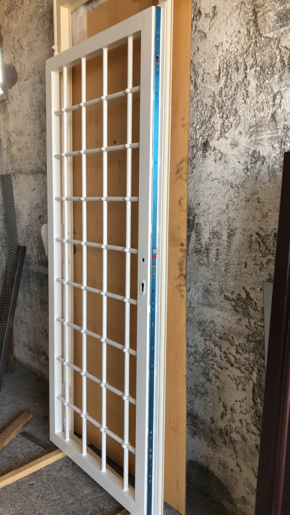 Grata bianca apribile su porta