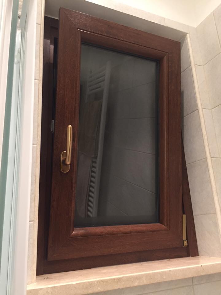 Finestra effetto legno con anta a ribalta