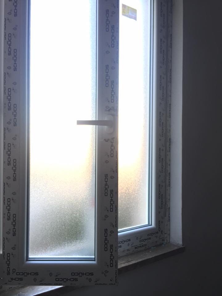 Finestra con vetro satinato