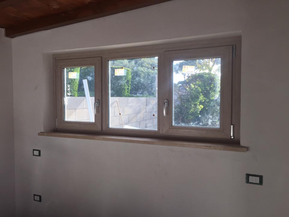 Finestra a tre ante effetto legno, interno