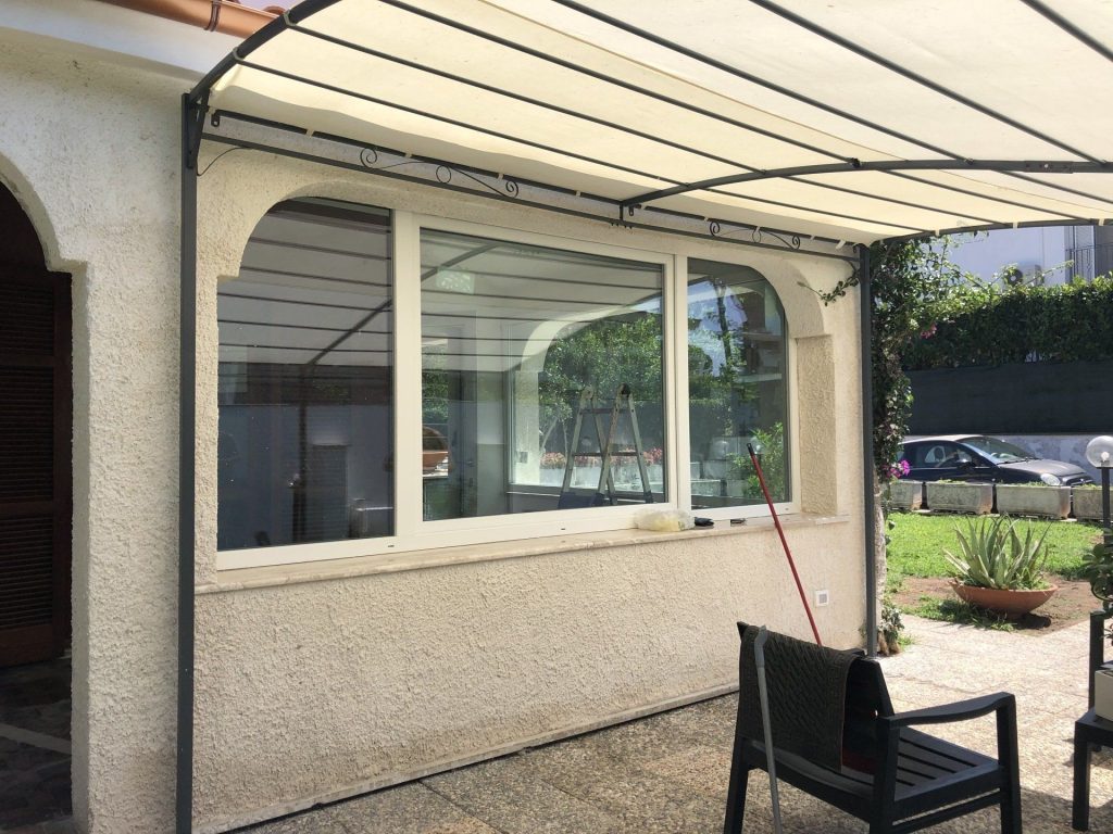 Vetrate della veranda sotto la pergola