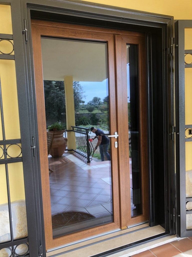 Portafinestra effetto legno con grata esterna
