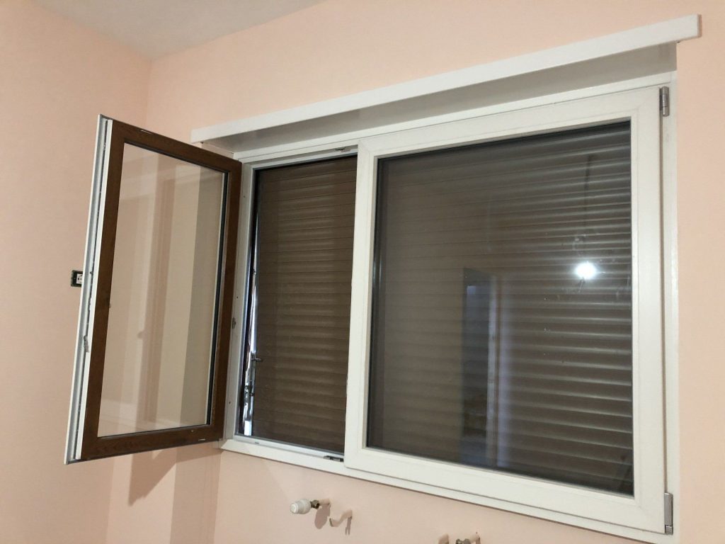 Finestra effetto legno con tenda a rullo