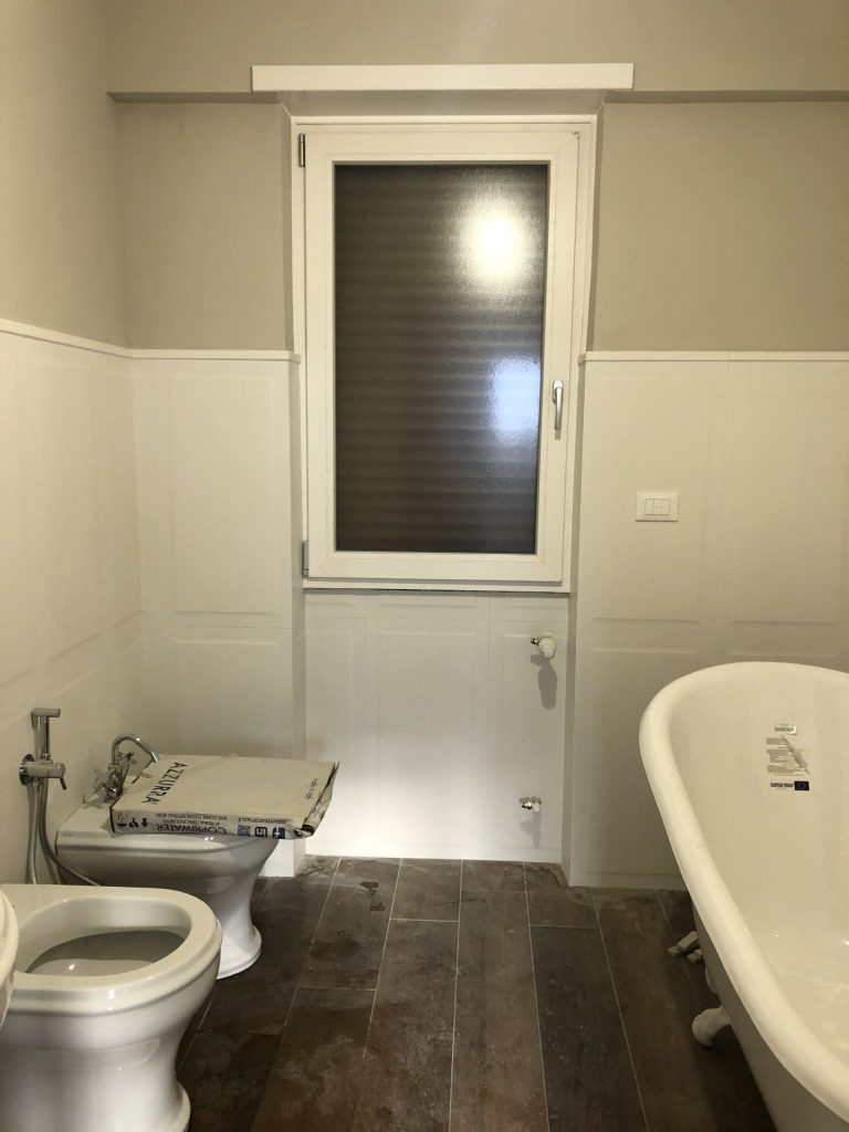 Finestra di un bagno con tenda a rullo