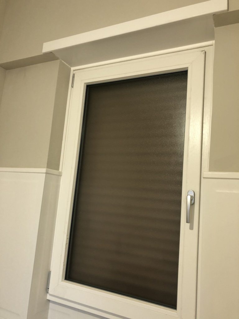 Finestra bianca con tenda a rullo