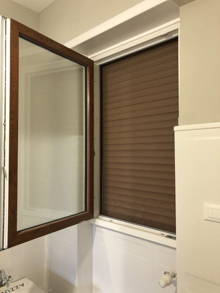 Finestra effetto legno aperta