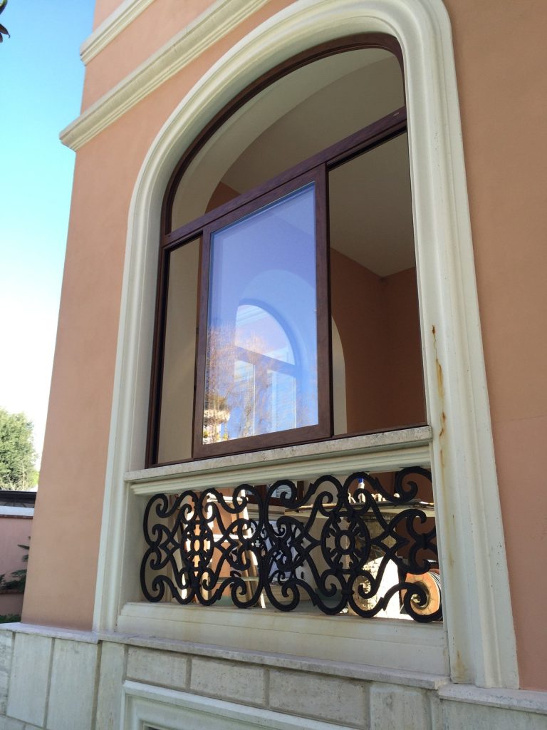 Finestra ad arco effetto legno vista di scorcio