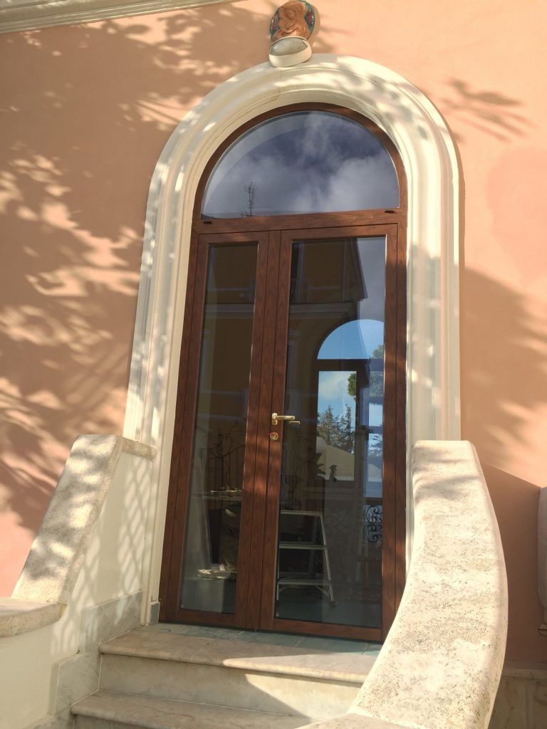 Portafinestra ad arco effetto legno