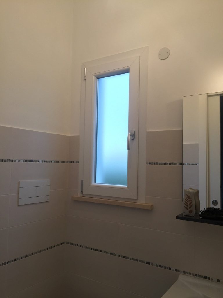 Finestra con vetro satinato in un bagno